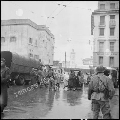 Opération de police dans la casbah d'Alger.