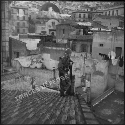 Soldat posté sur un toit de la casbah d'Alger.