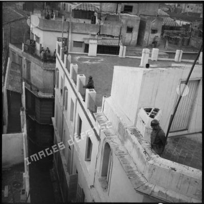 Soldats postés sur des terrasses de la casbah d'Alger.
