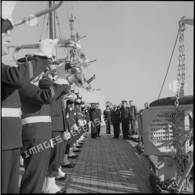 Arrivée à bord du Georges Leygues du vice-amiral d'escadre Auboyneau.