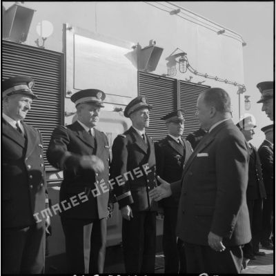 Monsieur Robert Lacoste est présenté aux officiers du bord.