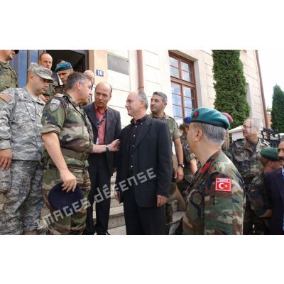 Le général de corps d'armée Xavier Bout Marnhac, COM-KFOR, prend congé à la fin de la visite de l'école de musique de Prizren Lorenc Antoni.