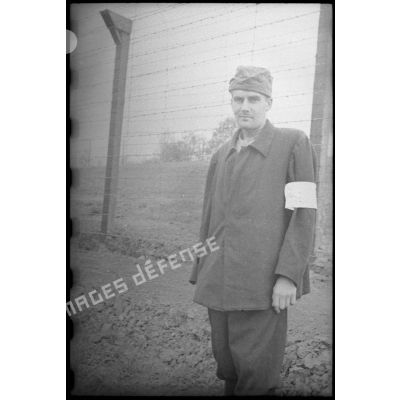 Portrait d'un déporté valide dans le camp de Vaihingen récemment libéré.
