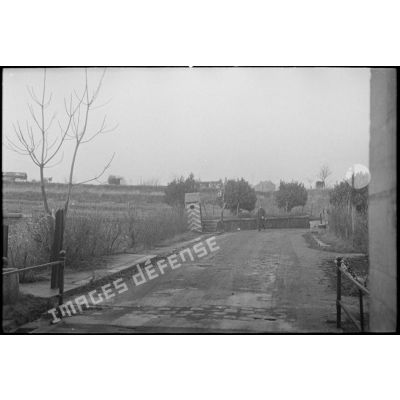 Vue de la route menant au fort d'Ivry-sur-Seine photographiée depuis l'entrée du bâtiment.