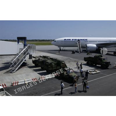Les ressortissants se dirigent vers l'avion Boeing 777 d'Air France lors de l'évacuation à l'aéroport international d'Abidjan.