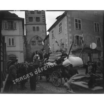 Près de la tour de l'horloge, des habitants de Ribeauvillé rentrent chez eux après la libération de la commune par la 2e division blindée (DB).