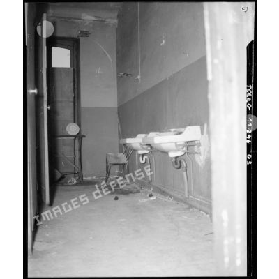Vue intérieure des sanitaires du fort d'Ivry-sur-Seine avant l'implantation du Service cinématographique des armées.