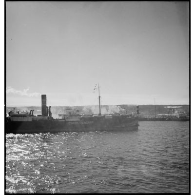 Le navire de commerce hongrois Gsikos entre dans le port d'Alger.