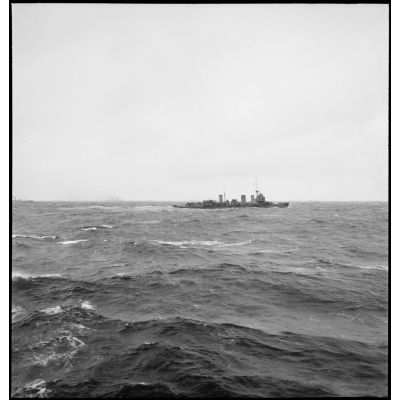 Le pétrolier Bourgogne, réquisitionné par la Marine nationale, croise la route du croiseur léger britannique HMS Enterprise.