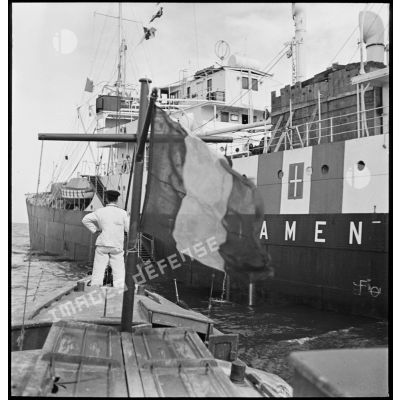 Le cargo italien Tagliamento est arraisonné par une vedette de la police de la navigation en vue d'un contrôle.