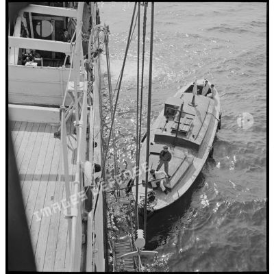 Le cargo italien Tagliamento est arraisonné par une vedette de la police de la navigation en vue d'un contrôle.