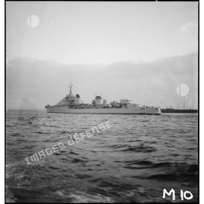 Vue bâbord du contre-torpilleur Mogador qui appareille du port de Brest.