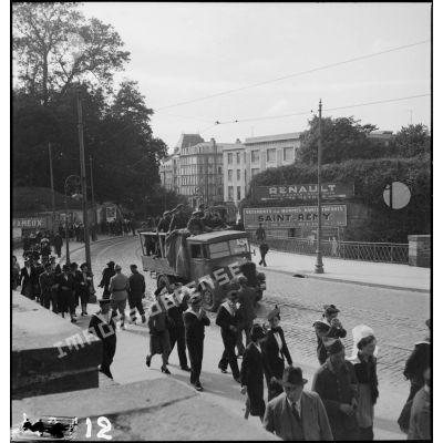 Camion transport de troupes de la British expeditionary force (BEF) dans une rue de Brest.