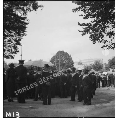 Des marins français et des civils assistent à un évènement à Brest.