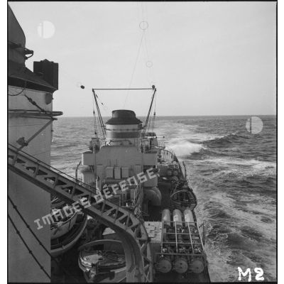 Vue sur tribord arrière depuis la passerelle du contre-torpilleur Volta en haute mer.