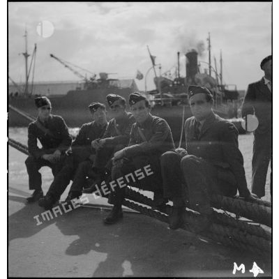 Photographie de groupe d'aviateurs de la Royal air force (RAF) dans le port de Brest.