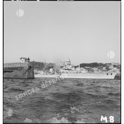 Le croiseur léger Gloire quitte le port de Brest.