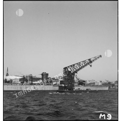 Le cuirassé Richelieu, lancé en janvier 1939, est à quai dans le port de Brest.