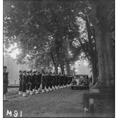 Un détachement de fusiliers marins rend les honneurs à l'arrivée du président de la République, Albert Lebrun, dans le camp d'entraînement.