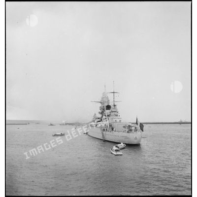 Le cuirassé (ou navire de ligne) le Dunkerque au mouillage dans la rade de Brest.
