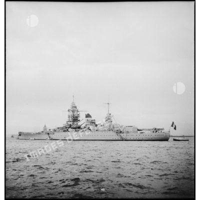 Le cuirassé (ou navire de ligne) le Dunkerque au mouillage dans la rade de Brest.