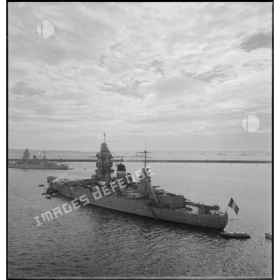 Les cuirassés (ou navires de ligne) le Dunkerque et le Strasbourg au mouillage dans la rade de Brest.