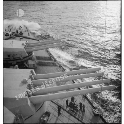 Tourelles d'artillerie principale du cuirassé (ou navire de ligne) le Dunkerque.