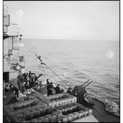 Exercice de lutte antiaérienne à bord du cuirassé (ou navire de ligne) le Dunkerque.