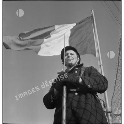 Portrait en contre-plongée d'un marin, sentinelle de défense côtière dans la région de Brest.