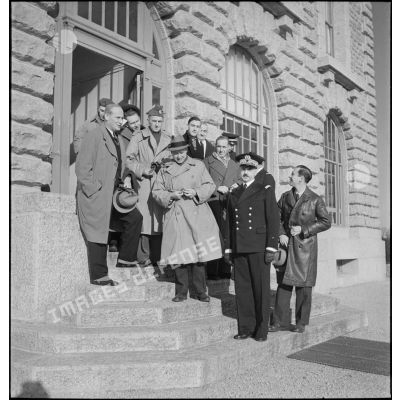 Les journalistes américains en visite sont accueillis par le contre-amiral Gaston Barnouin, commandant l'Ecole navale.