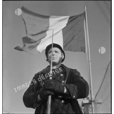 Portrait en contre-plongée d'un marin, sentinelle de la défense côtière dans la région de Brest.