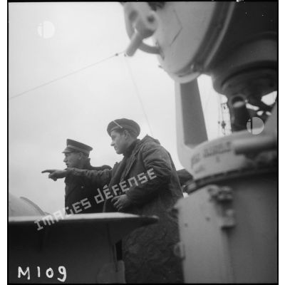 Le timonier, de quart à la passerelle, désigne un point sur l'horizon à un enseigne de vaisseau à bord de l'aviso  Amiral Mouchez au large de Dunkerque.
