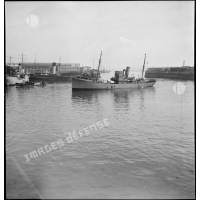 Vue trois quarts bâbord du patrouilleur La Lorientaise, ancien chalutier anglais, probablement dans le port de Cherbourg.