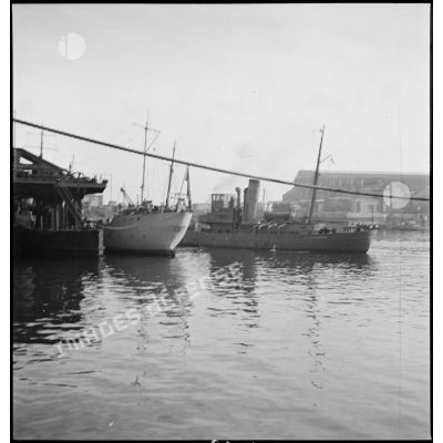 Vue bâbord du patrouilleur La Lorientaise, ancien chalutier anglais, probablement dans le port de Cherbourg.