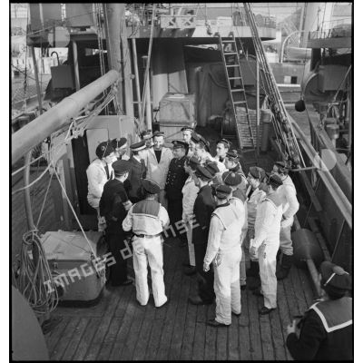 Portrait de groupe de l'état-major et de l'équipage du patrouilleur La Liorentaise, rassemblés sur le pont du navire à quai dans le port.