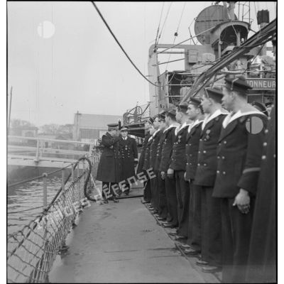 Revue de l'équipage du torpilleur le Siroco par le vice-amiral d'escadre Le Bigot.