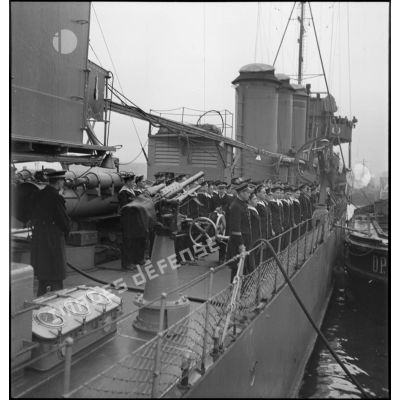L'équipage du torpilleur le Siroco sur le pont.