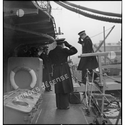 Le vice-amiral d'escadre Jules Le Bigot monte à la coupée du torpilleur le Siroco.