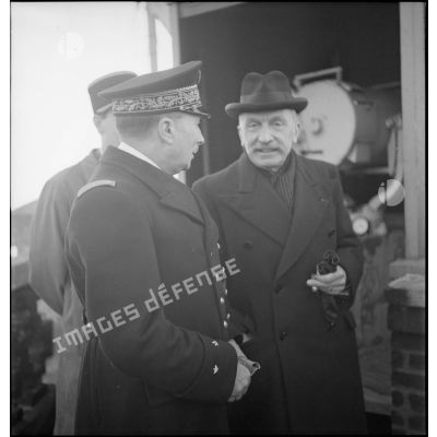 Georges Pernot, ministre du Blocus est accueilli à bord d'un navire au Havre.