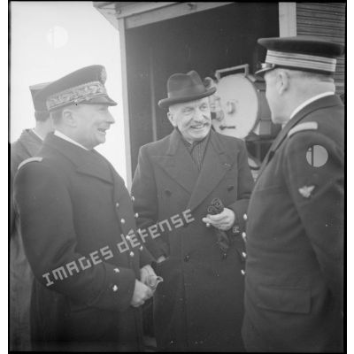 Georges Pernot, ministre du Blocus est accueilli à bord d'un navire au Havre.