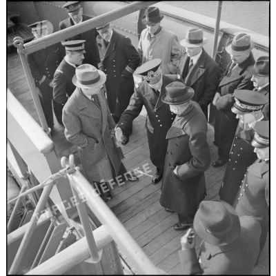 Georges Pernot, ministre du Blocus est accueilli à bord d'un navire lors d'une visite au Havre.