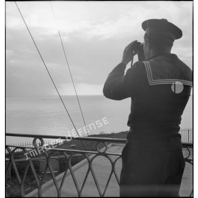 Un marin observe l'horizon sur La Manche depuis les hauteurs du fort de Sainte-Adresse au Havre.