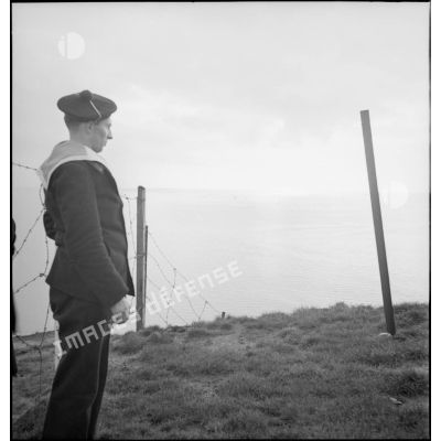 Un marin regarde l'horizon sur La Manche depuis les hauteurs du fort de Sainte-Adresse.