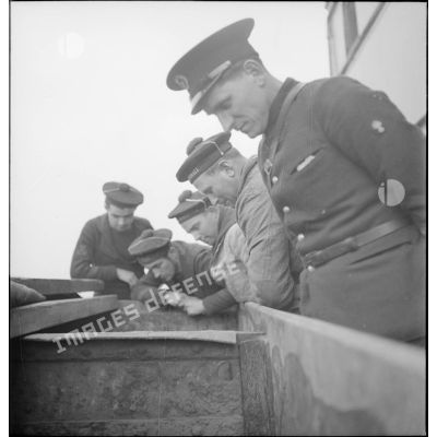 Ouverture des cales du navire marchand allemand le Rostock.