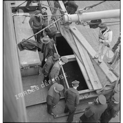 Ouverture des cales du navire marchand allemand le Rostock après son arraisonnement.