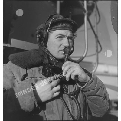 Portrait d'un téléphoniste à son poste de veille à bord du cuirassé Dunkerque.