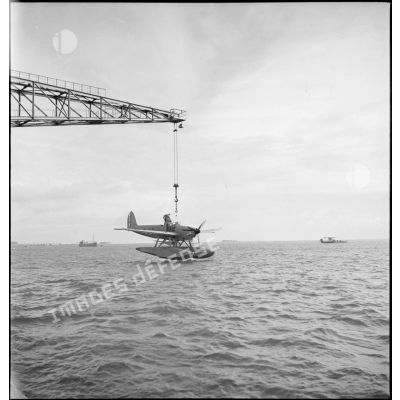 Mise à l'eau à l'aide d'une grue d'un hydravion Latécoère 298 de l'escadrille de torpillage T1 à Cherbourg.