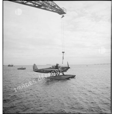 Mise à l'eau à l'aide d'une grue d'un hydravion Latécoère 298 de l'escadrille de torpillage T1 à Cherbourg.