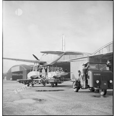 Remorquage d'un hydravion Latécoère 298 sur la base d'aéronautique navale (BAN) de Cherbourg-Chantereyne.