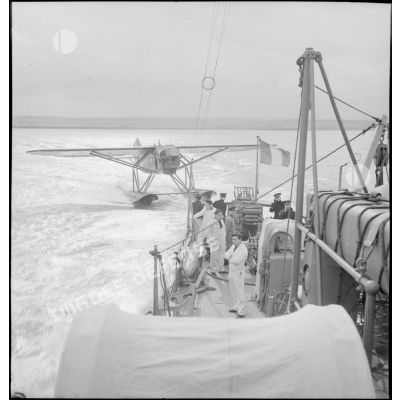 Remorquage d'un hydravion Latécoère 290 par le chasseur de sous-marins n°5 (CH 5).
